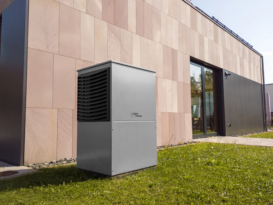 Pompa di calore esterna accanto a un edificio moderno